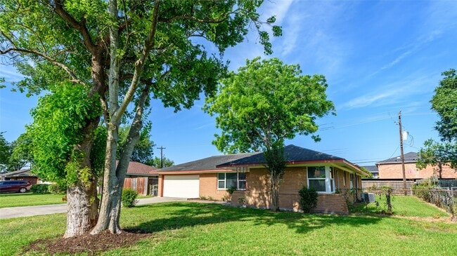 Building Photo - 9109 Lugary Dr
