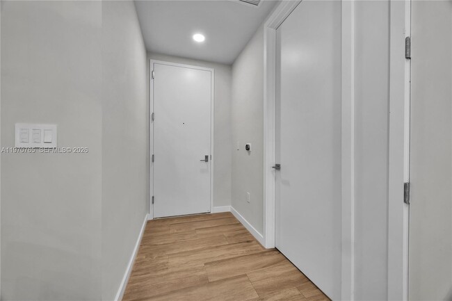 Building Photo - 2831 S Bayshore Dr