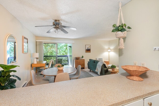 Building Photo - 2348 S Vermont St