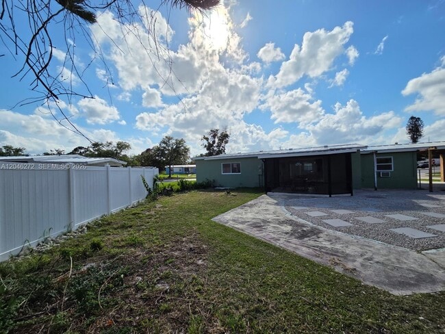 Building Photo - 305 SE Airoso Blvd