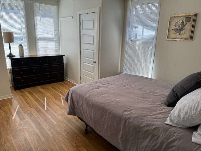 Building Photo - 206 W Myrtle St