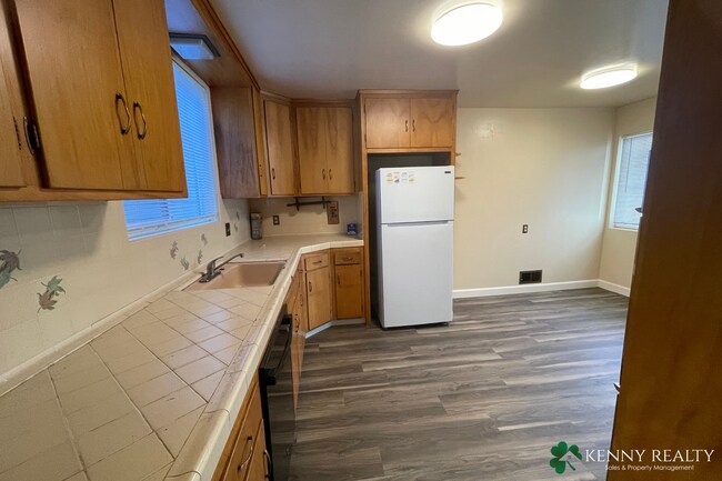 Building Photo - Upper 3 Bedroom, 2 Bathroom Unit of a Dupl...