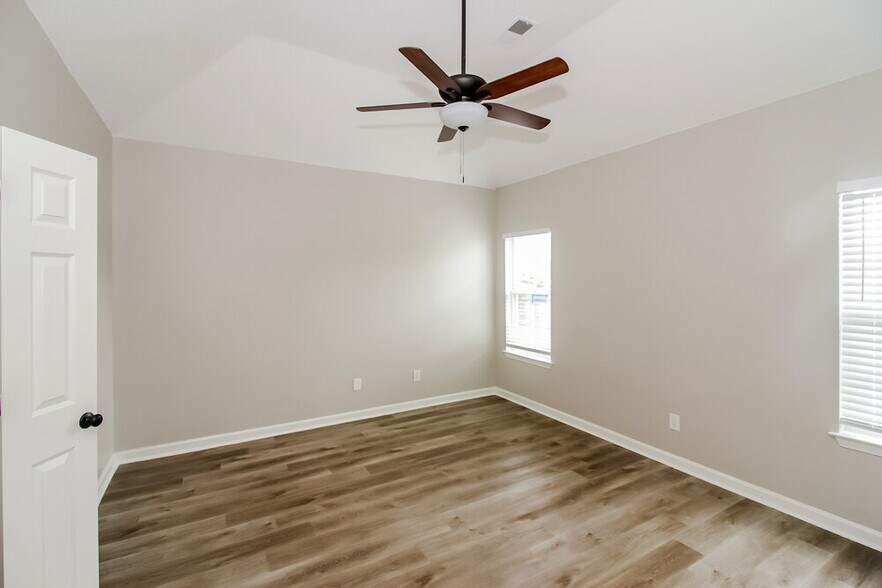 Building Photo - 4860 Stirrup Dr