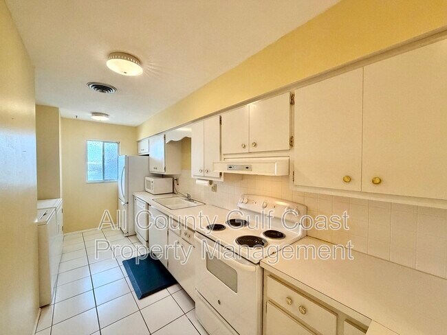 Building Photo - 325 Englewood Isles Pkwy