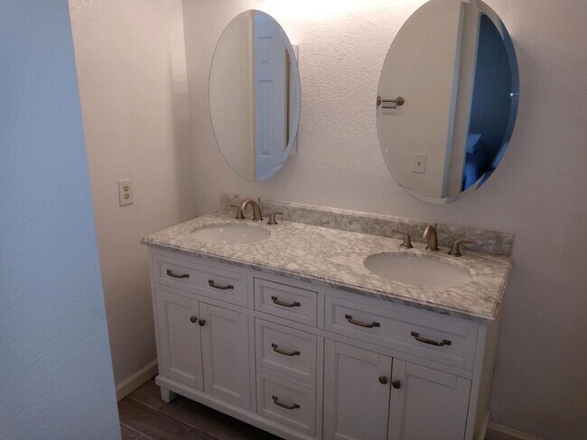 Building Photo - Newly renovated 4 bedroom in canyon crest!
