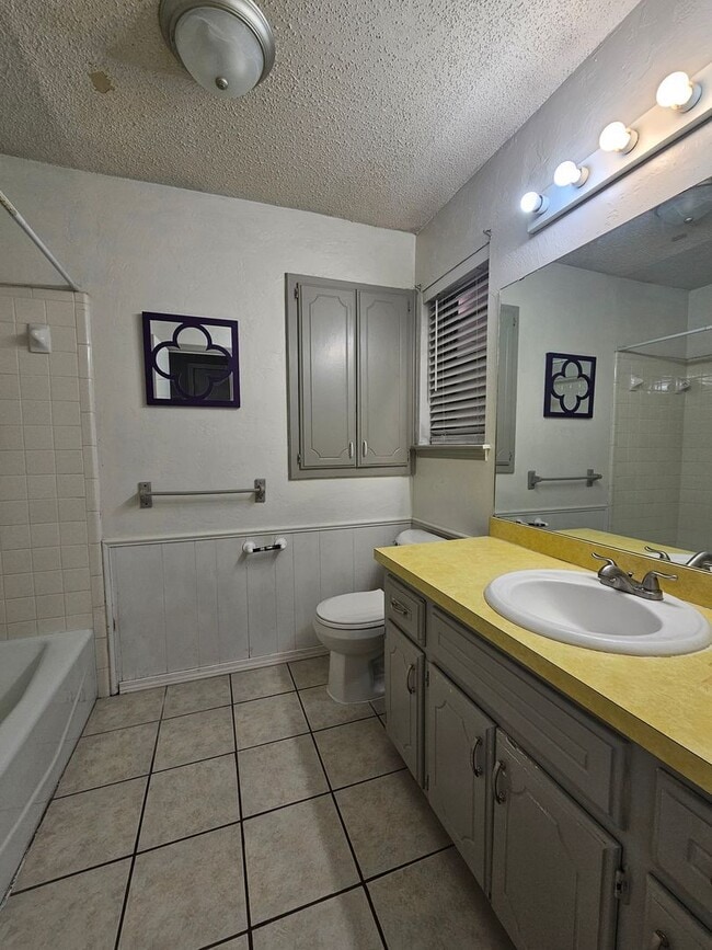 Building Photo - (3) Bed/(2) Bath in South OKC! Storm Shelt...