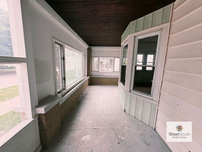 Building Photo - 4 bed 2 bath Single Family Home