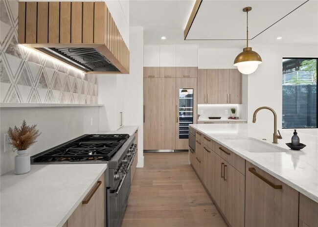 Building Photo - 2401 Oakhaven Cir