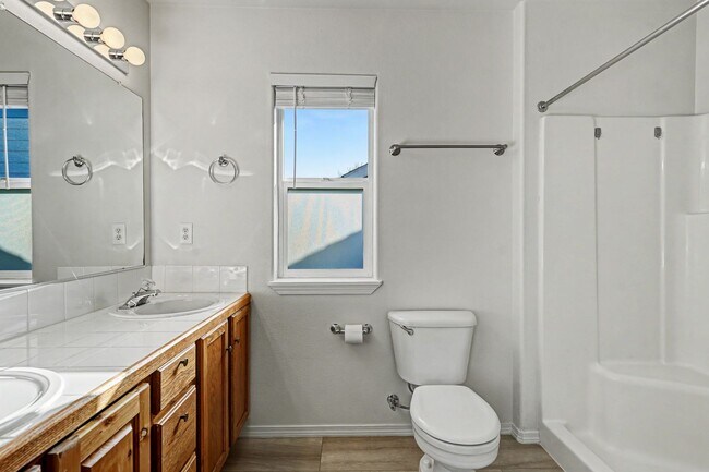 Building Photo - Two-Story 3 bed, 2.5 bath Home in East Salem with Large Bonus Room!