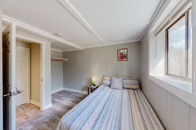 Building Photo - THE LINCOLNDALE | Spacious & comfortable Ellenwood house featuring a dining area designed for con...