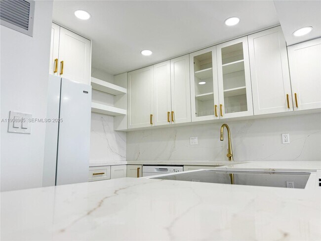 Building Photo - 3140 S Ocean Dr