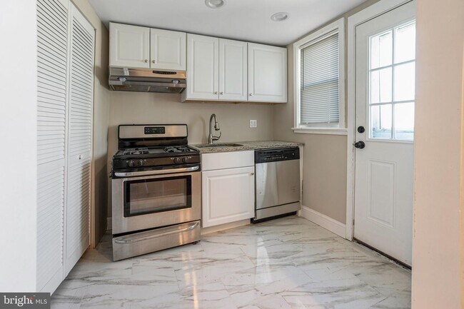 Building Photo - 3815 28th Ave