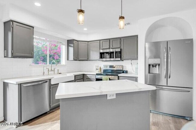 Building Photo - 8841 S 51st St