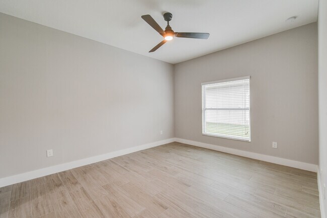 Building Photo - 1388 NW Charlie Green Dr