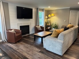 Building Photo - 807 Pheasant Run Rd