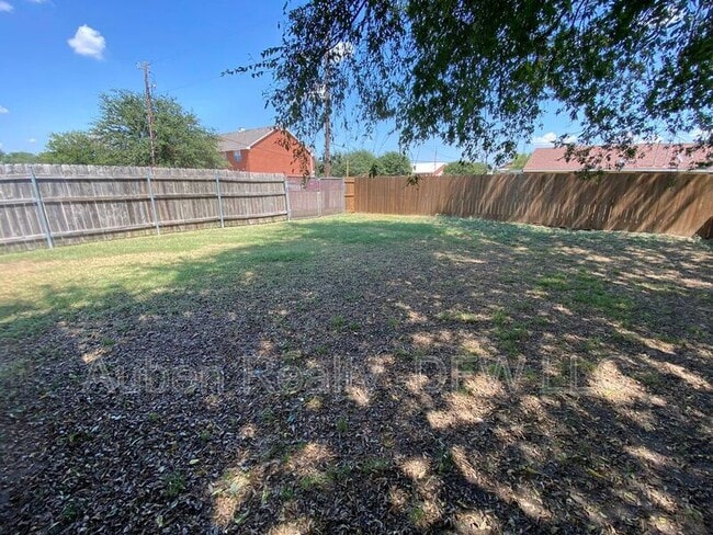 Building Photo - 545 Canary Ln