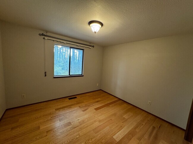 Building Photo - Silverdale Split-Level Home with Bonus Are...