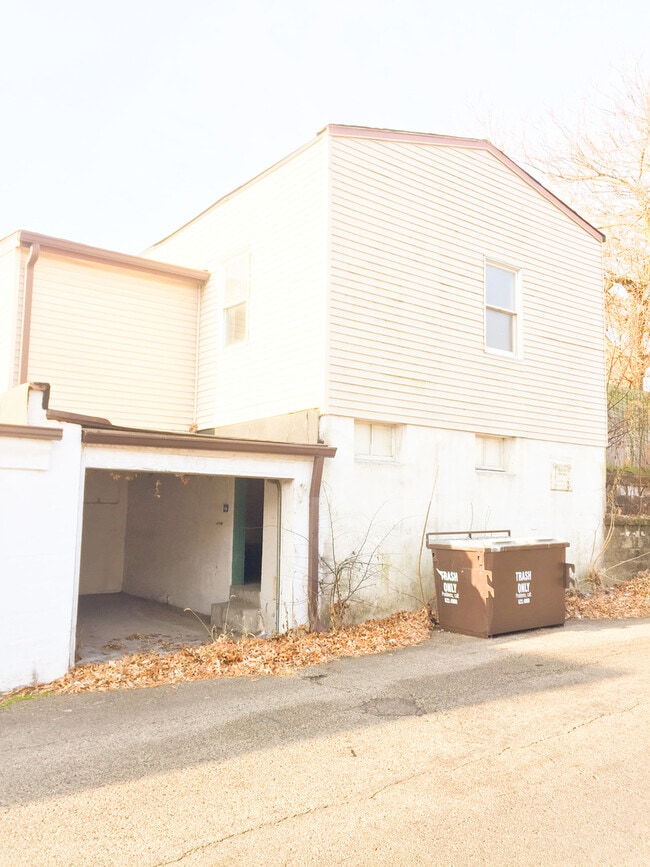 Building Photo - 2 Bedroom 1 Bathroom Home! Attached Garage!