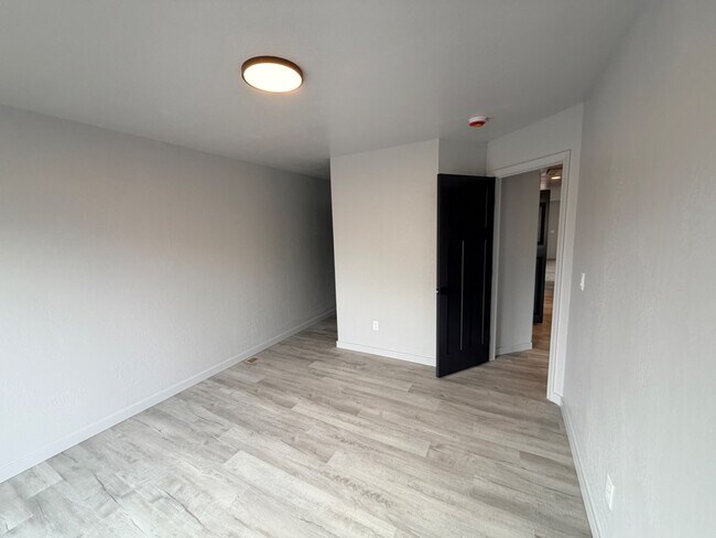 Building Photo - Division St