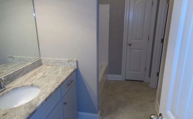 Building Photo - 4 bed/4.5 Bath