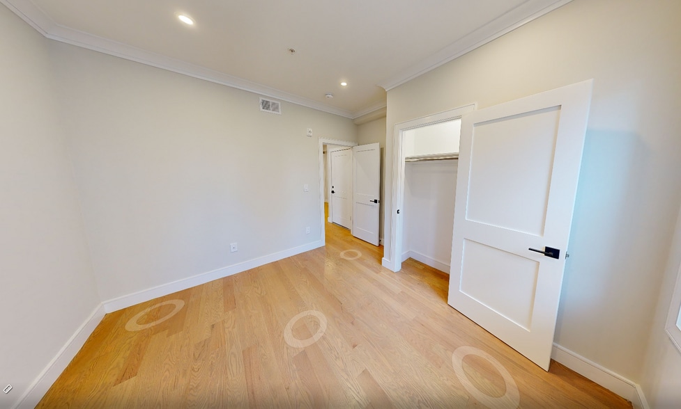 Building Photo - 158 Kelton St