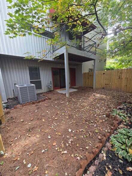 Building Photo - 920 Memorial Dr SE