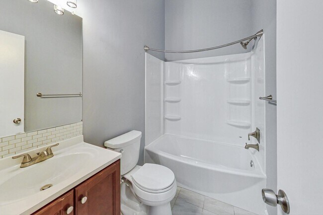 Building Photo - Beautifully maintained end unit Townhouse located in Stonebridge subdivision!