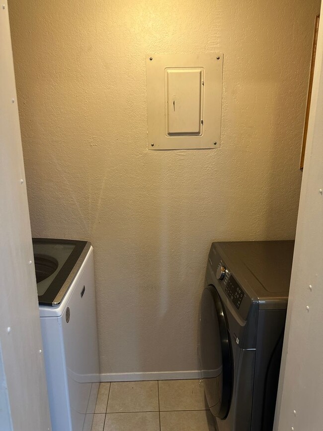 Building Photo - ONE BEDROOM, one bath! Condo by ACU!
