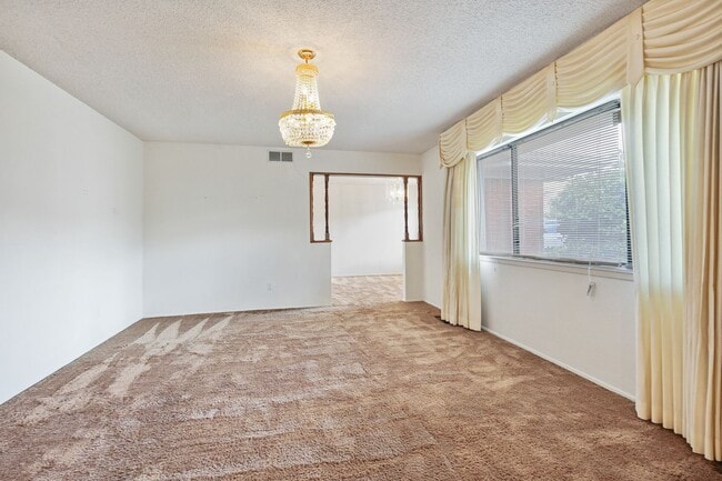 Building Photo - 3 Bedroom 2 Bath Conveniently Located House!