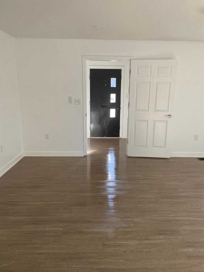 Building Photo - 667 Longview Dr