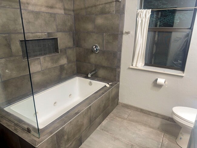 Building Photo - Pet-Friendly AMAZING Home Close To Town, Yet Private And Peaceful!