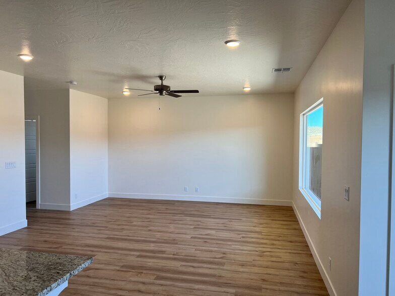 Building Photo - 499 S Stewart Creek Cv