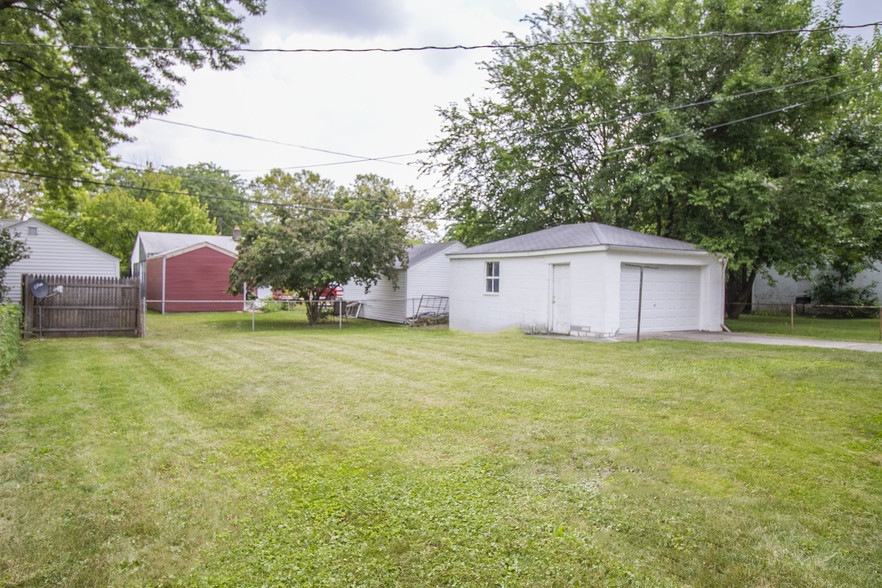 Building Photo - 3350 Beaumont Dr