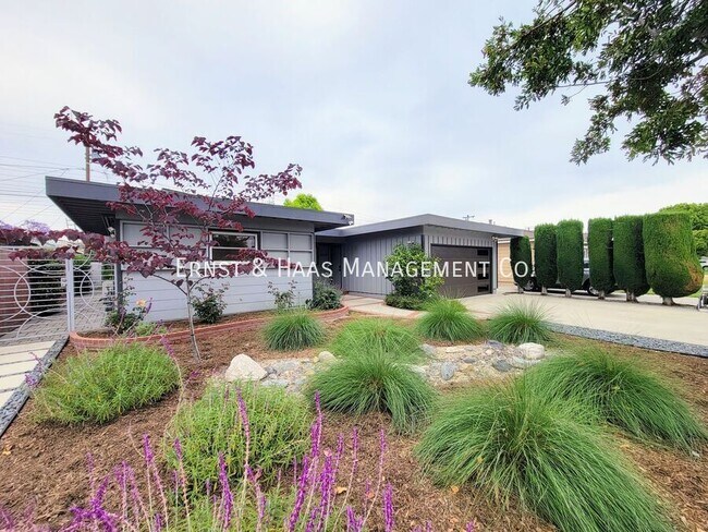 Primary Photo - 2054 Pattiz Ave