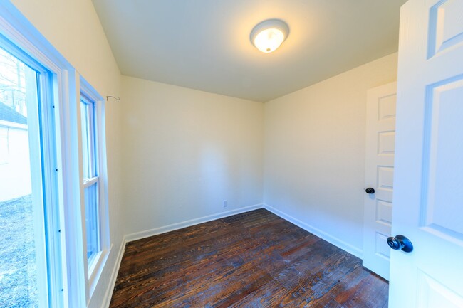 Building Photo - NOW AVAILABLE!!  Remodeled Unit in East Na...