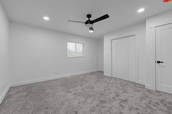 Building Photo - 190 E 400 N