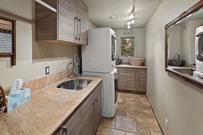 Building Photo - FURNISHED 6-12 MONTH LEASE - WEST SEDONA - GATED COMMUNITY