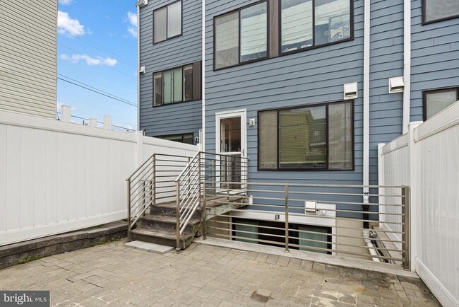 Building Photo - 1004 S 17th St