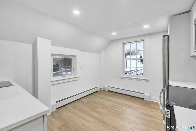 Building Photo - 315 Main St