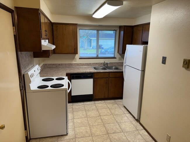 Building Photo - Updated 2 bedroom 1 1/2 bath duplex in Springfield!  MOVE IN SPECIAL!