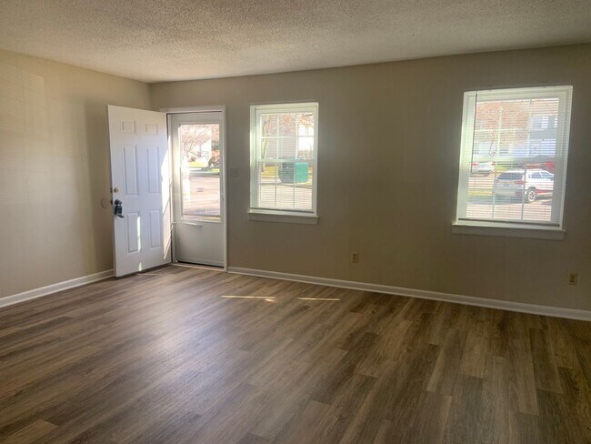 Building Photo - 3 BR Condo convenient to I-40 and Wendover...