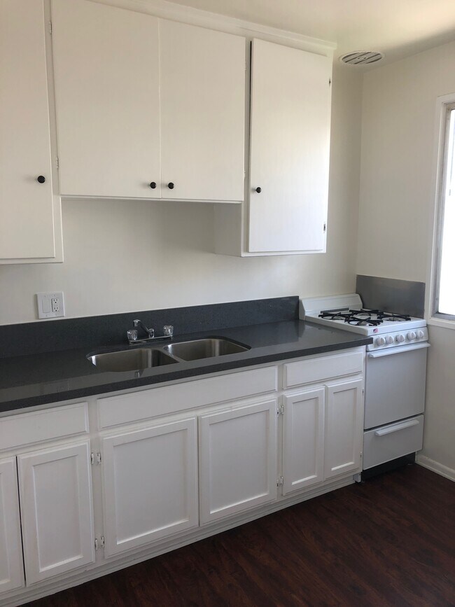 Studio - 2890 Leeward Ave