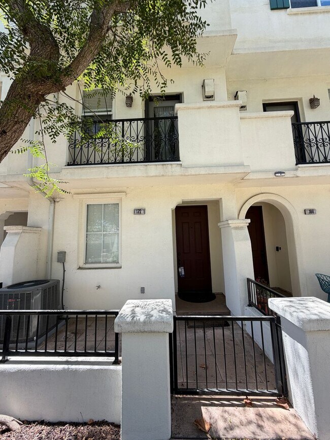 Building Photo - FOR LEASE – Beautiful 2 + 2.5 Townhome with A/C, Near Downtown Ventura & the Beach!