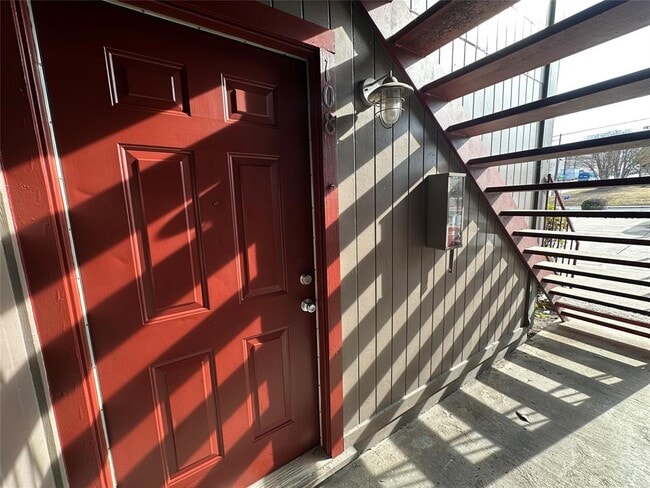 Building Photo - 805 S Center St