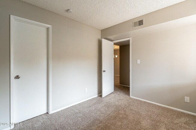 Building Photo - 11026 N 28th Dr