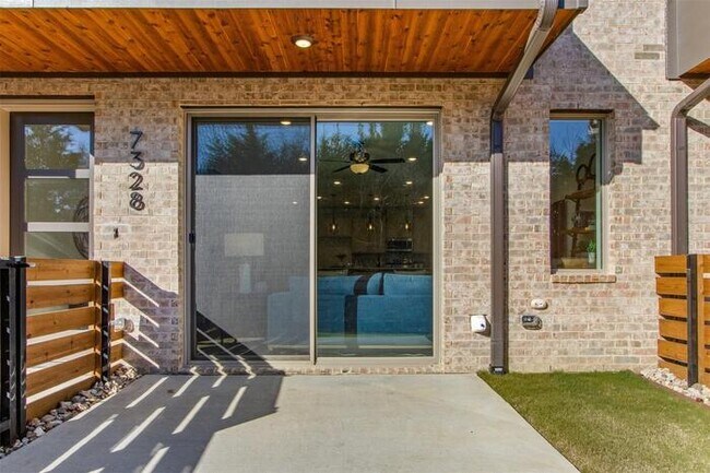 Building Photo - Upgraded Mira Lagos townhome with EV Charger and 2 car garage