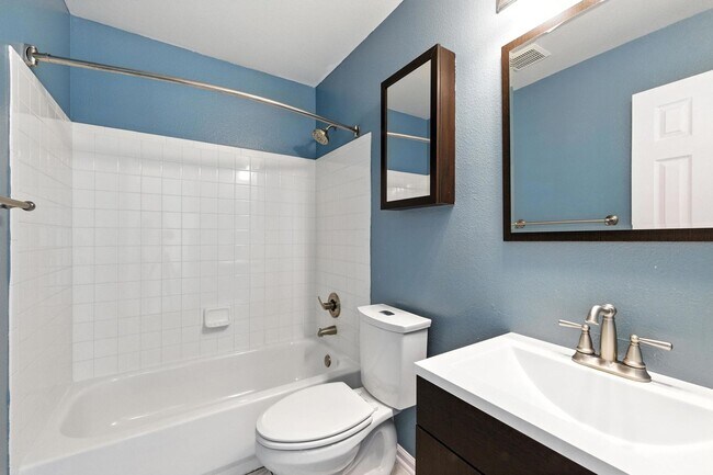 Building Photo - Beautiful, Well-Maintained 4 Bed/4 Bath Ho...