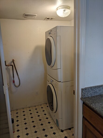 Building Photo - 701 Capri Dr