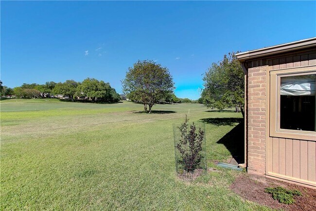Building Photo - 11121 Pinehurst Dr