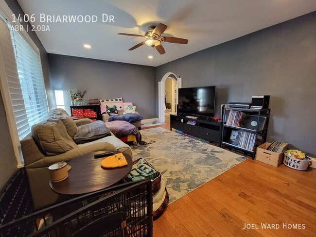 Building Photo - 1406 Briarwood Dr